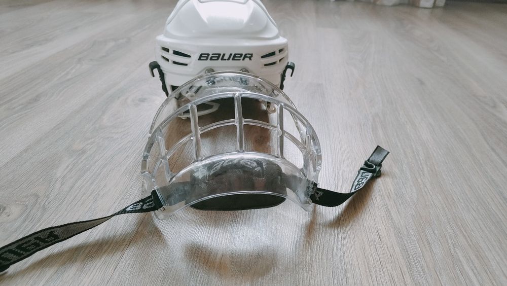 Продам шлем хоккейный Bauer
