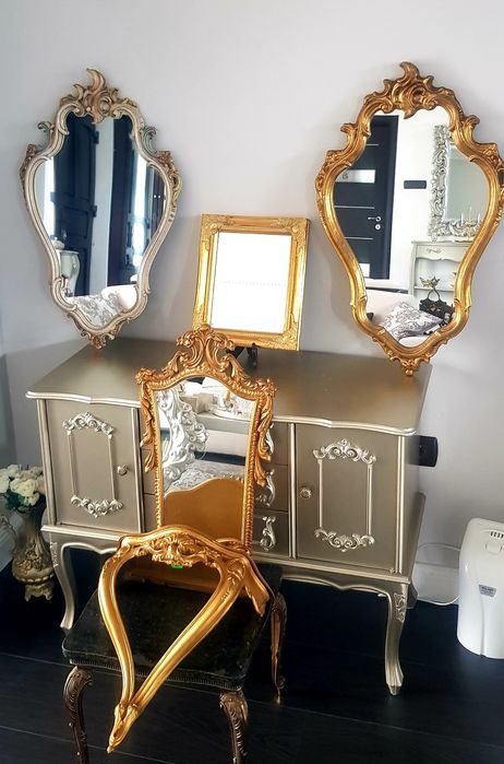 Oglindă veche cu ramă din lemn masiv