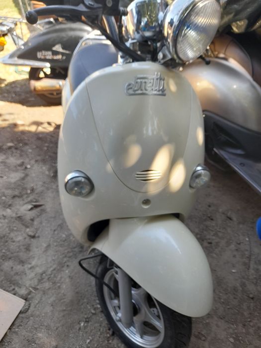 Vind 2 scutere unul electric și unul benzina