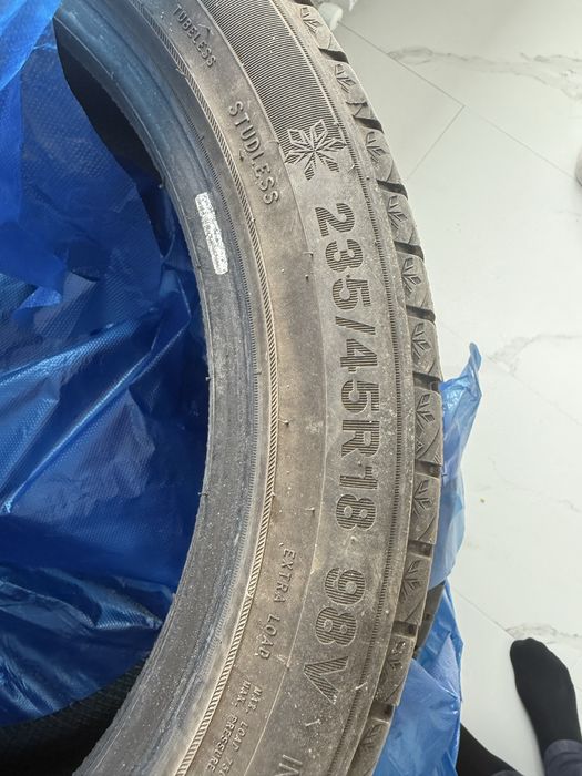 Зимные шины 235/45R18