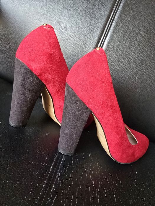 Pantofi roșii cu toc negru din piele intoarsa