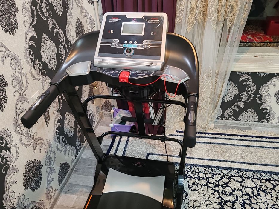 Продаётся новая беговая дорожка пользовались 1 раз.