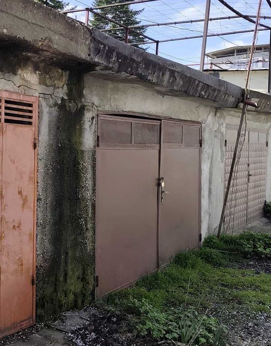 Гараж, Под наем, Икономически техникум