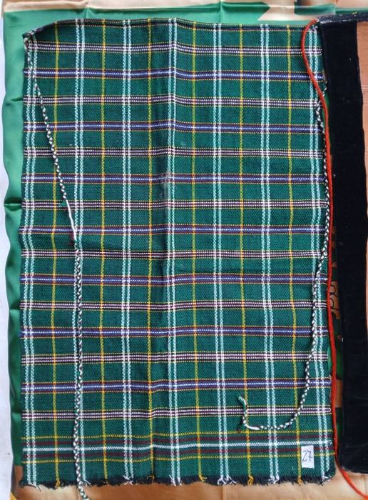 Носия народна престилка