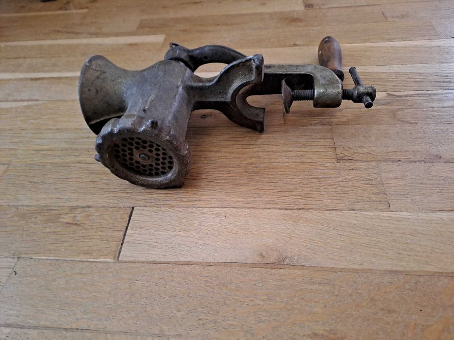 Ръчна руска месомелачка за мелене на месо за кайма, зеленчуци и др.