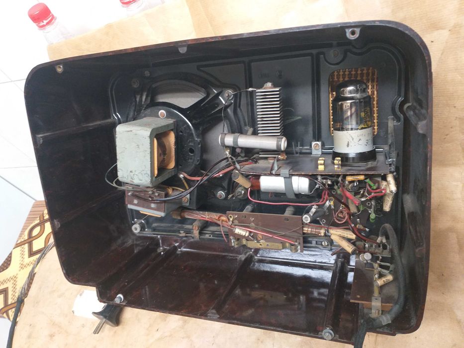 Aparate de radio cu tuburi electronice, de bachelita