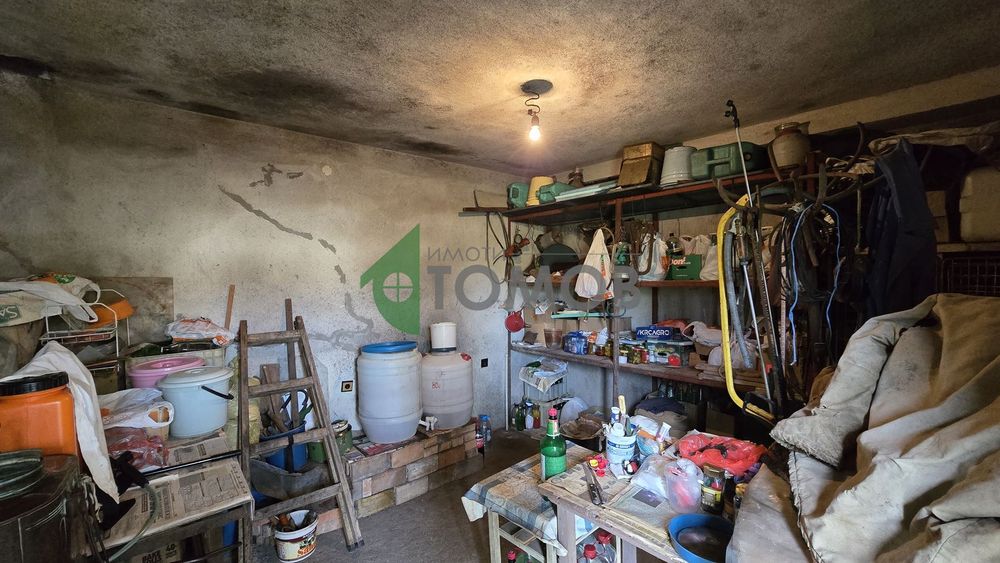 Здрава триетажна къща в село Загоре