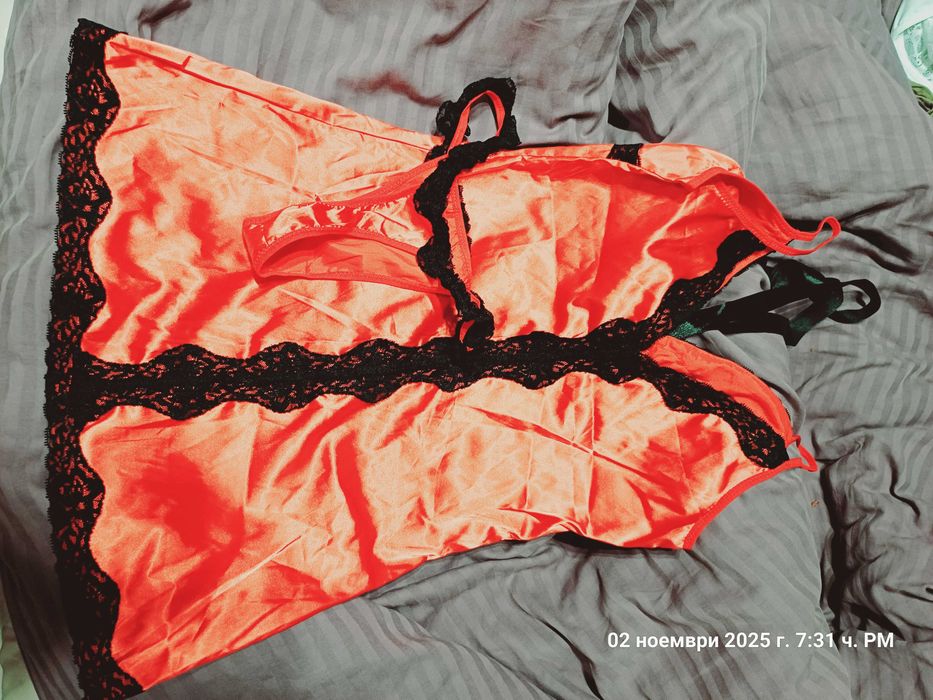 Сатенена червена нощница с черна дантела