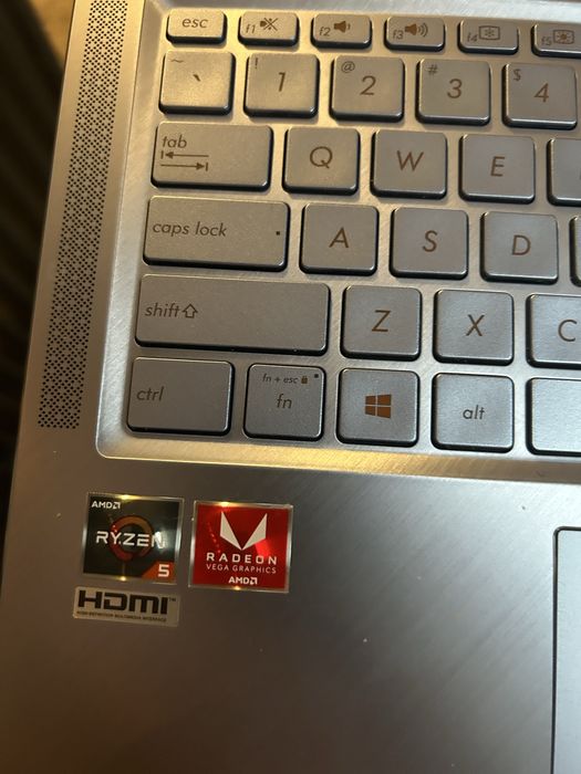 Laptop Asus ZenBooK Harman/ Kardon