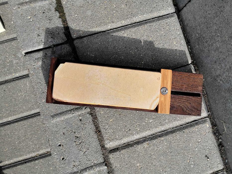 Suport universal din lemn pentru piatra de ascutit