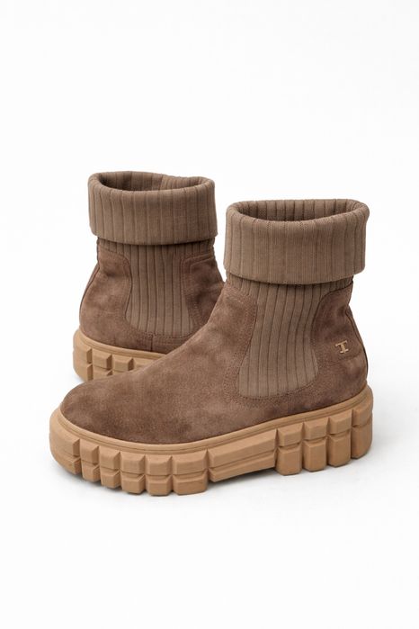 Боти бежови на марката Tucuvi