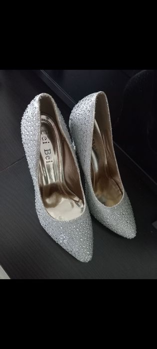 Pantofi pt.damă,argintii cu pietricele