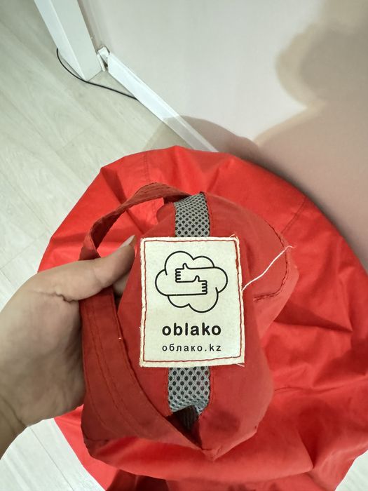 Пуфик красного цвета