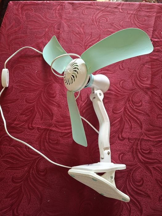 Ventilator birou/pat cu picior clema