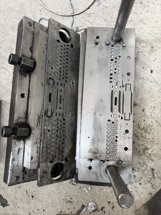 Подвес ишлаб чиқариш учун қолиплар. Гильотина хам сотилади