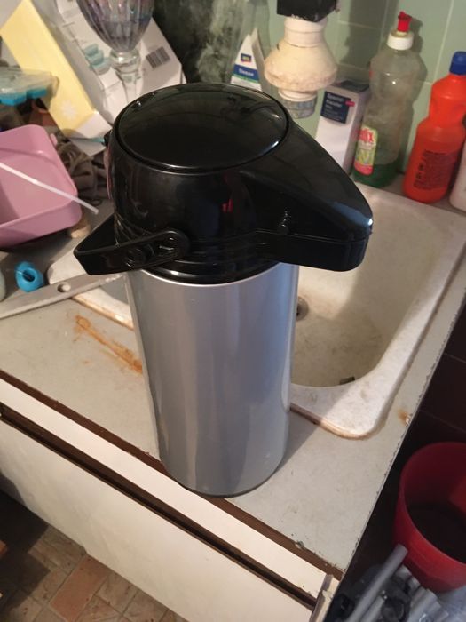 Термос с вградена помпа