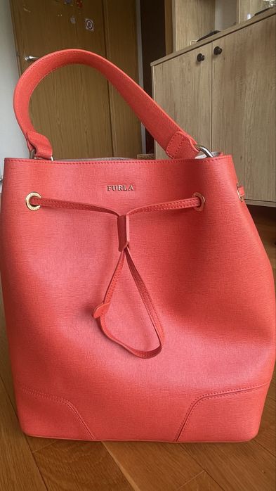 Geanta FURLA, model Stacy, geanta bucket, culoare corai, piele naturala saffiano