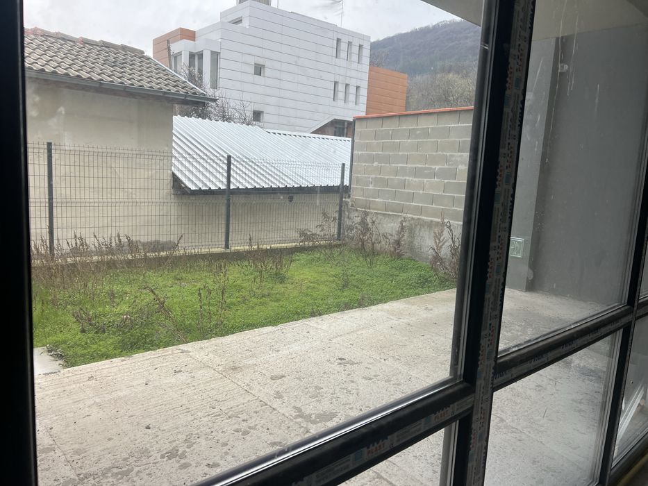 НОВА самостоятелна къща с двор