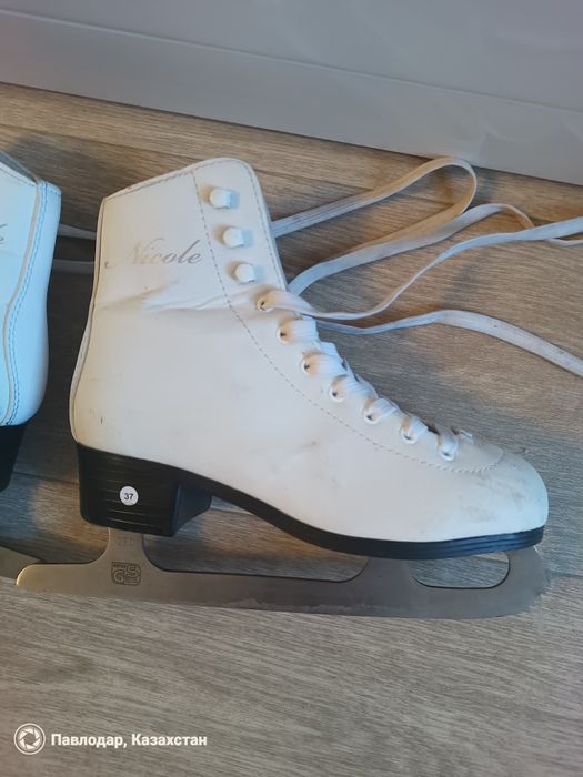 Коньки фигурные женские.