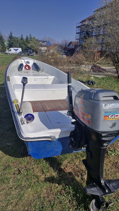 Barca Pescuit si Agrement