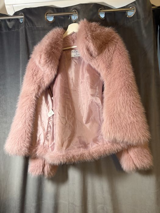 Geaca  pufoasa roz de iarna