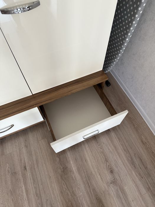 Продается шкаф с подками для гостиной/