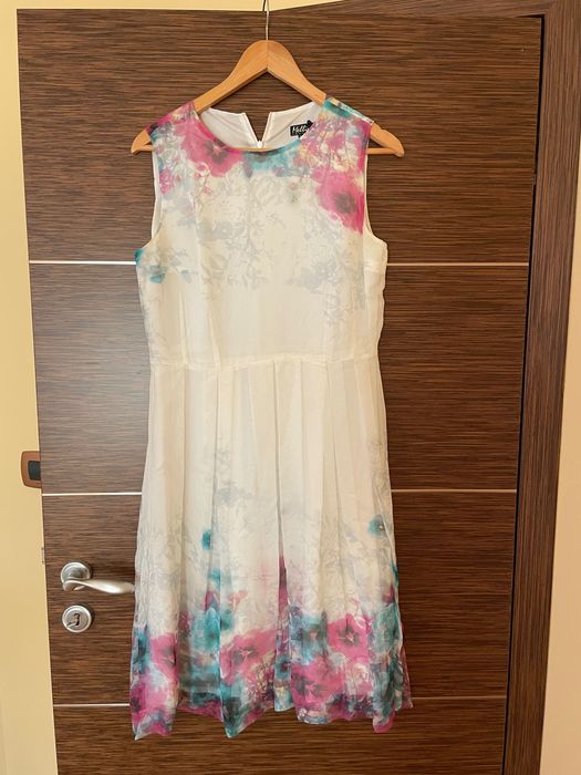 Рокля Мелини бяла с цветя