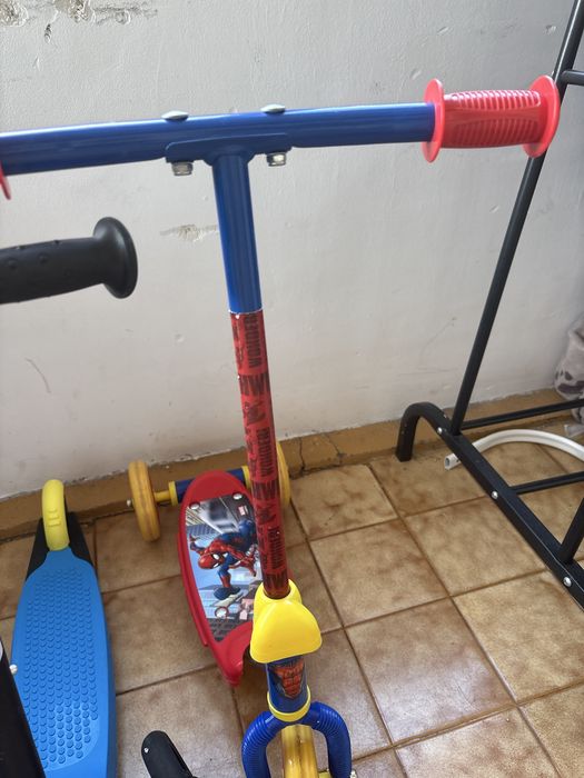 2 trotinete aproape noi