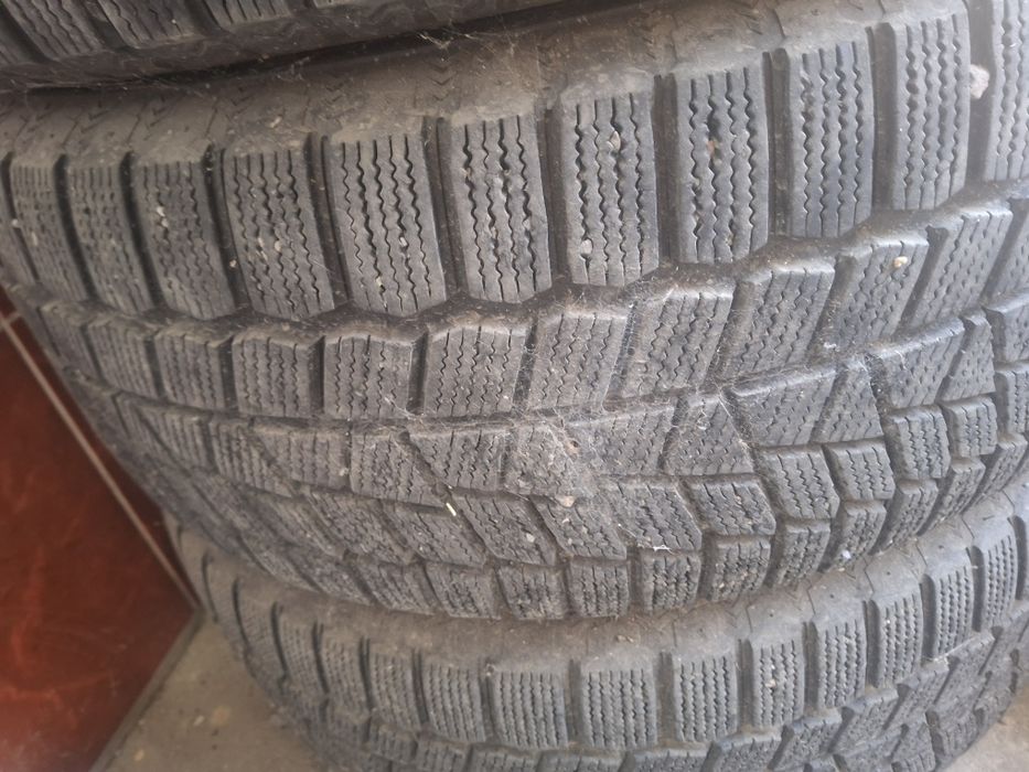 Продам зимние шины с дисками от малибу 1 состояние идеалное без трешин