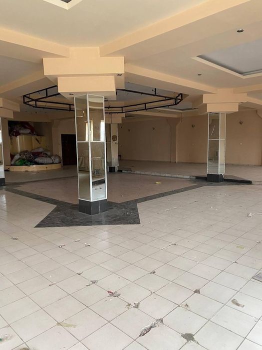 Уртачирчикский район Ийк-ота угловое 2-этажное нежилое здание 37-сотки