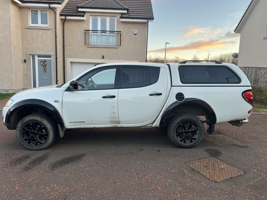 Mitsubishi l200 barbarian  am doua bucati 2014 si 2011 euro 5 180 cai