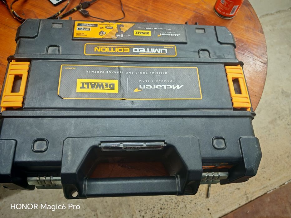 Акумулаторен винтоверт DeWALT ударен с 2 батерии и зарядно, 18 V, 1.7