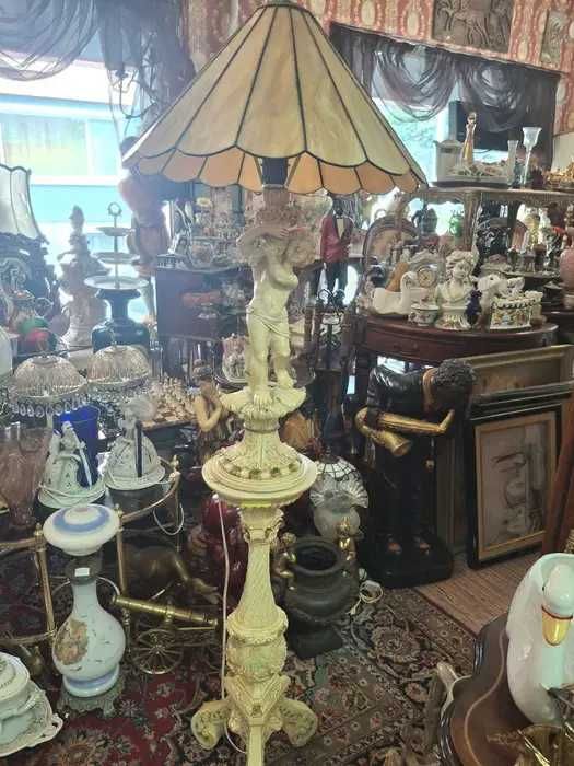 Ретро лампа с декоративни елементи