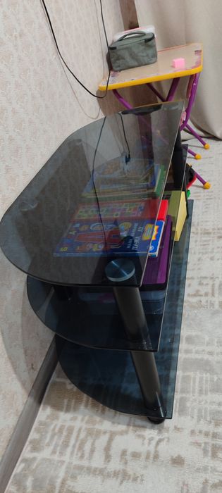 Стеклянная тумба под телевизор