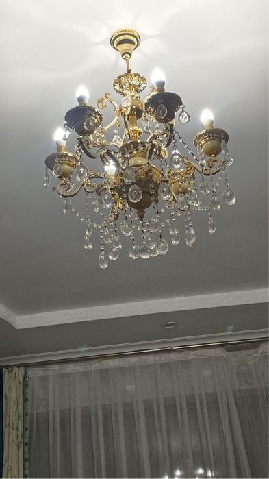 Люстра классикалық, өте әдемі, жақсы күйде