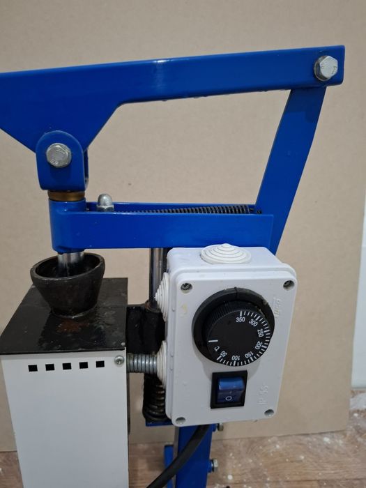 Ruchnoy plastmassa qòyadigan apparat sotiladi