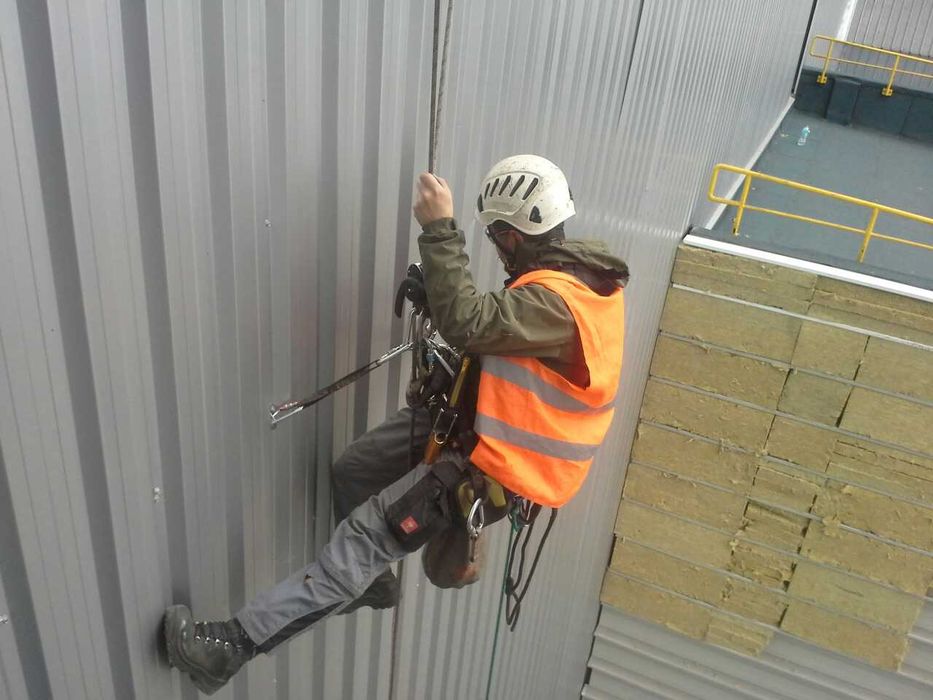 АЛПИНИСТИ ВАРНА.Работа по алпийски способ.