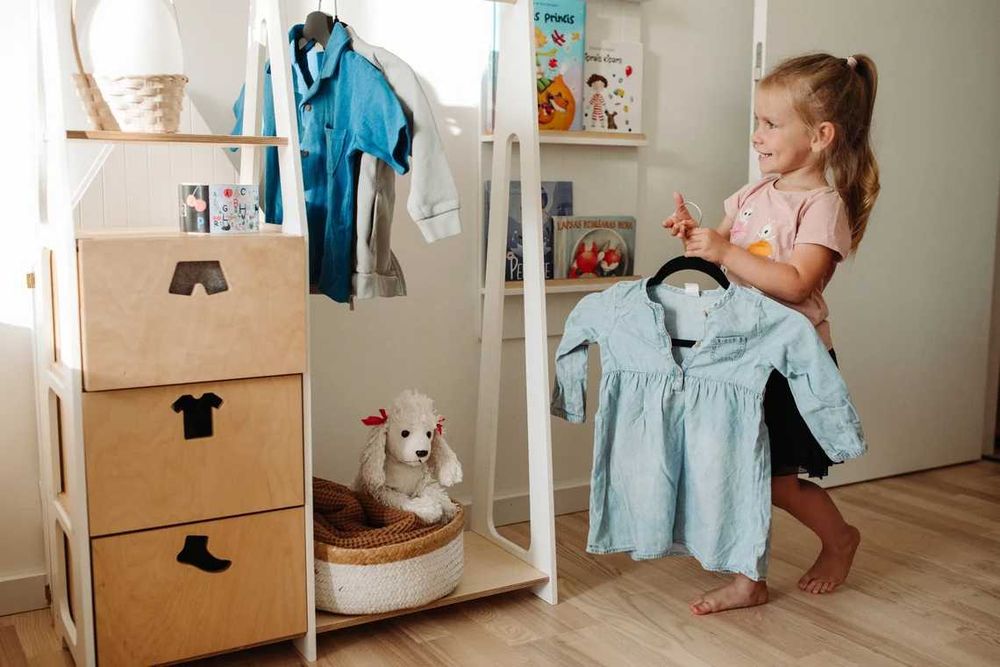 Детска закачалка за дрехи с шкафчета