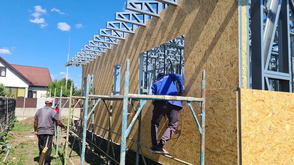 Casa la rosu sau la gata de la 250 € mp și 500 euro mp la gata