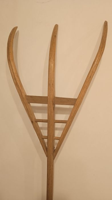 Furca fân din lemn cu 3 coarne, gospodarie taraneasca/muzeu etnografic