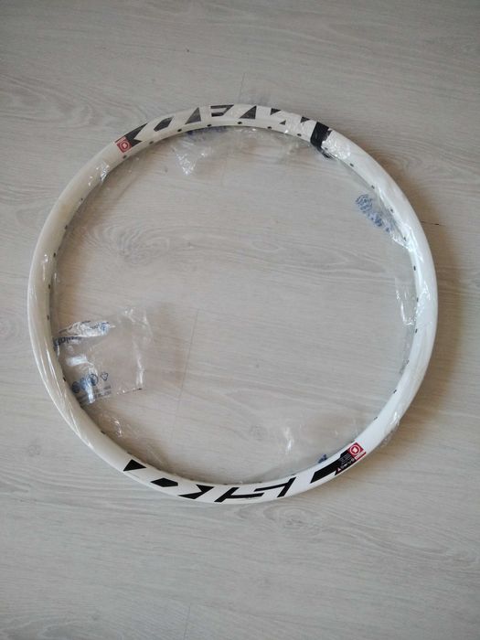 Бяла шина mach за колело