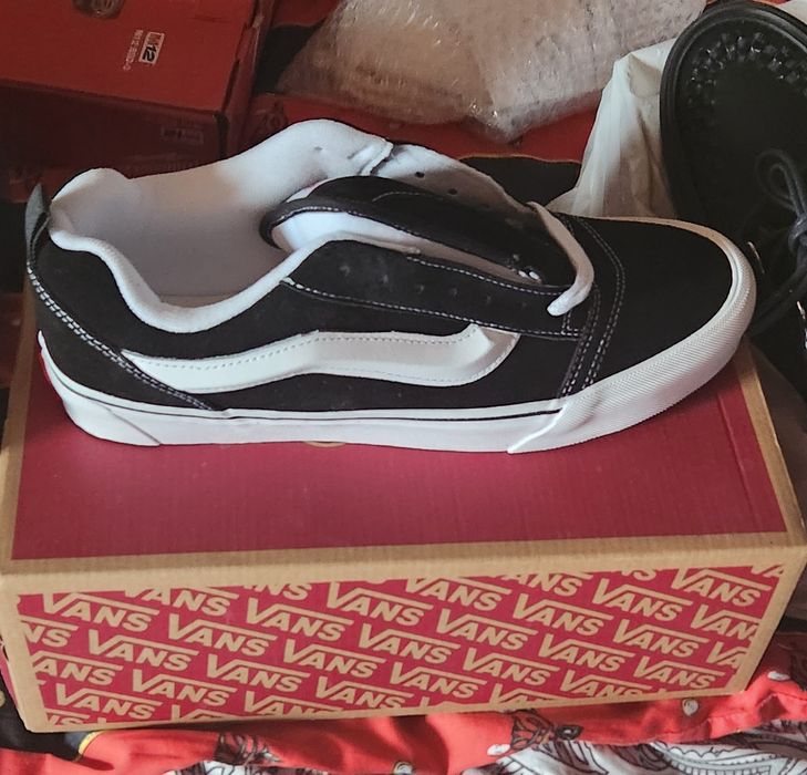 Vand 2 perechi pantofi piele nr 46 o pereche tenesi( Vans nr 46 si