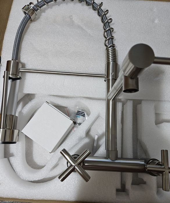 Baterie inox  pentru chiuveta de bucătărie – Model modern cu duș lateral pivotant și montare pe perete