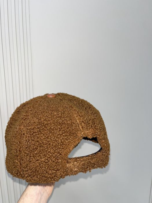 Кепка коричневого цвета