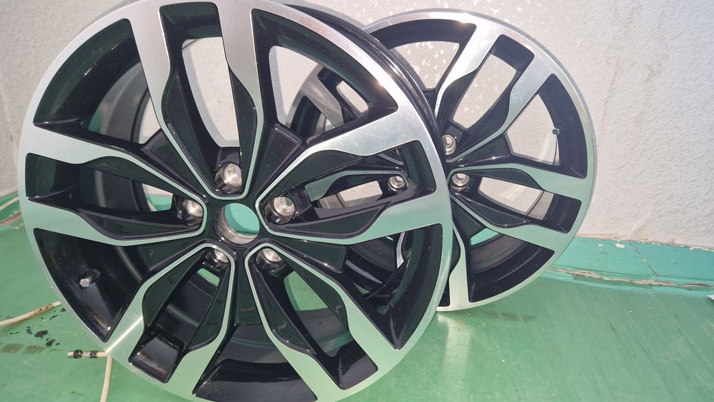 Продам комплект новых литых дисков R18