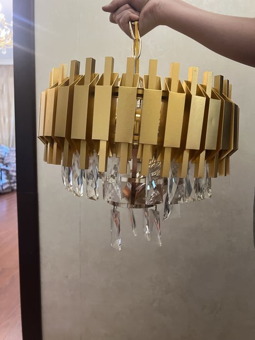 Люстра золотистая с кристалами