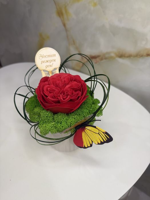 Кашпи с мъх, сапунени и сушени цветя