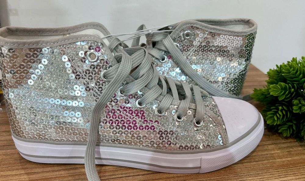 Teniși cu paiete
