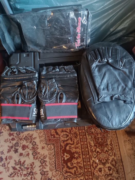 Тренировъчни ръкавици и лапа.