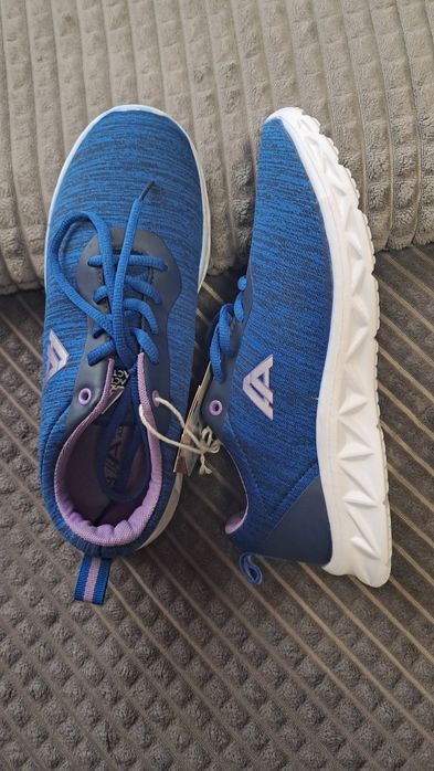 Чисто нови маратонки,подходящи за спорт.